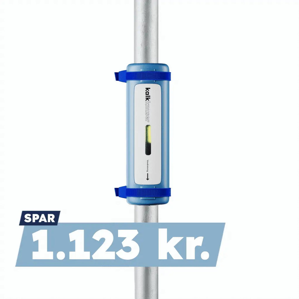 Virker kalkknuser fastgjort på vandrør med blå tape, viser besparelse på 1.123 kr.