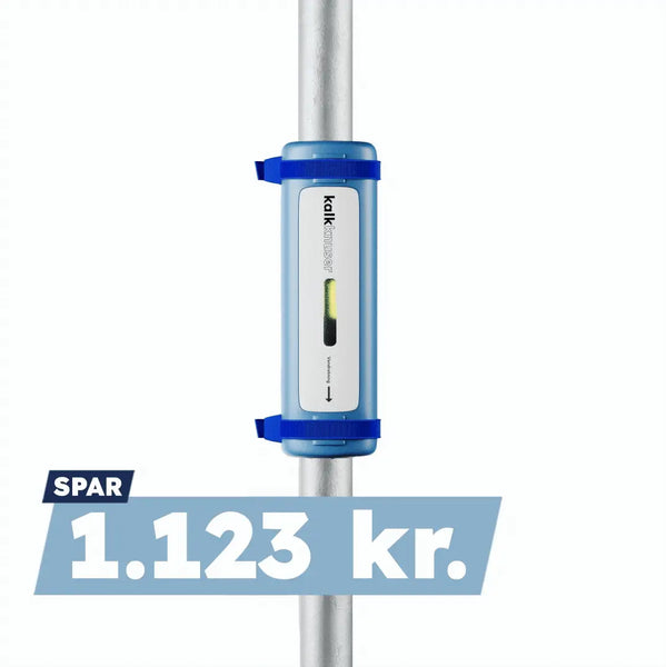 Virker kalkknuser fastgjort på vandrør med blå tape, viser besparelse på 1.123 kr.